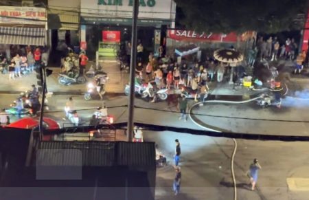 Người dân tập trung tại khu vực đám cháy - Ảnh: Nhựt Nam, Báo Lao Động