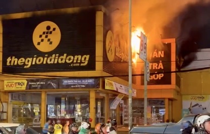 Lửa bùng cháy tại cửa hàng điện thoại TP. HCM