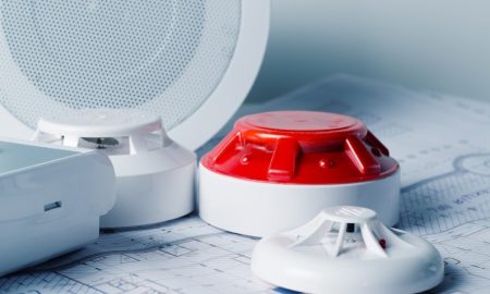Các thiết bị báo cháy thường có thiết kế nhỏ gọn với bề mặt trơn