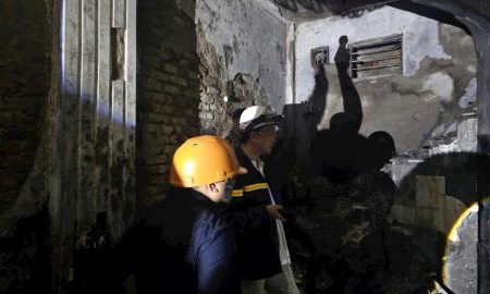 Lực lượng chức năng đi kiểm tra hiện trường vụ cháy