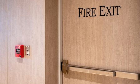 Kiểm tra tay nắm, bản lể, gioăng cao su sau một thời gian sử dụng